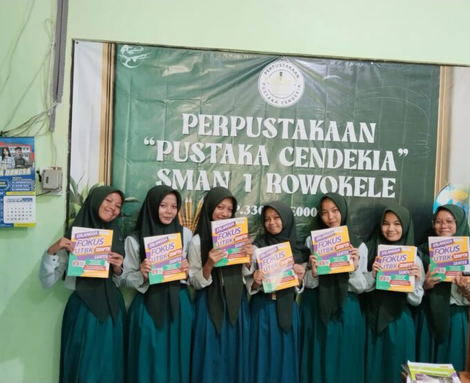 Pembagian Buku persiapan masuk ke perguruan tinggi