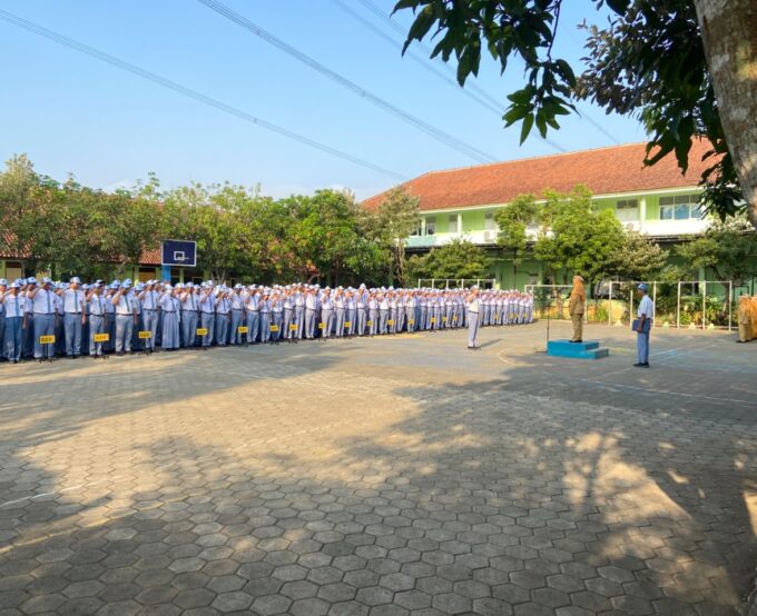 Upacara Bendera Senin di SMA Negeri 1 Rowokele: Tumbuhkan Disiplin, Bangun Karakter, Raih Prestasi