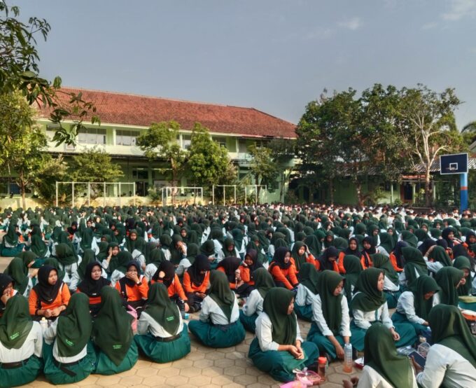 Bebas 5L dan Makin Kompak! Aksi Seru Sarapan Sehat Bergizi & Gerakan Minum TTD Warga SMANSARO